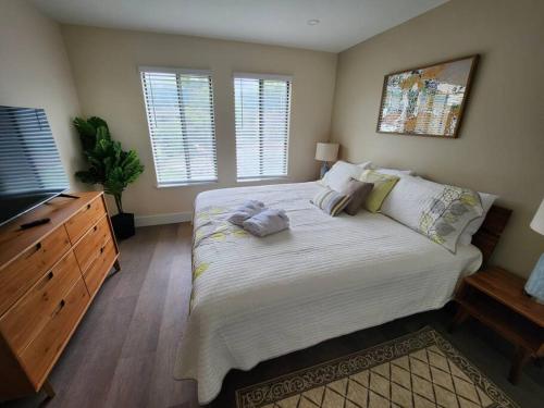 Classy & comfortable condo! photo 35