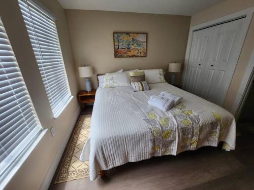 Classy & comfortable condo! photo 36