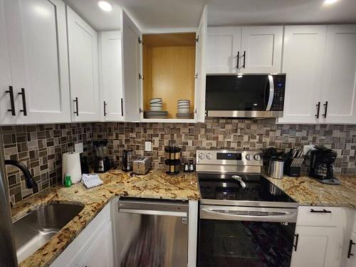 Classy & comfortable condo! photo 40