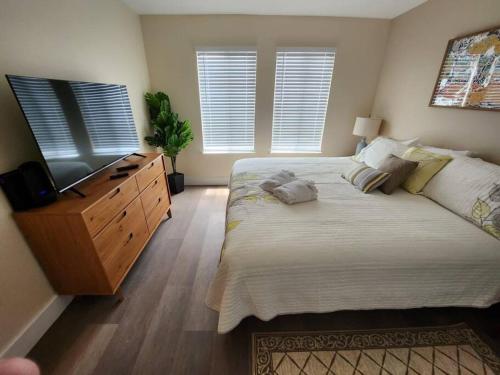 Classy & comfortable condo! photo 41