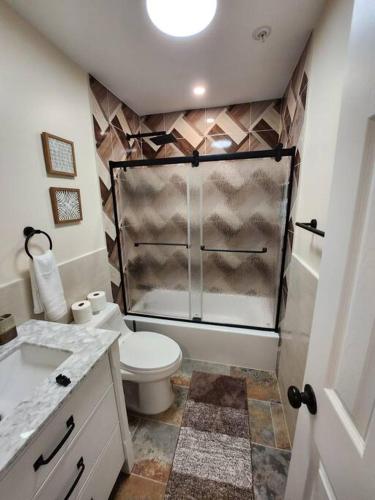 Classy & comfortable condo! photo 10