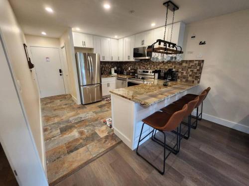 Classy & comfortable condo! photo 5