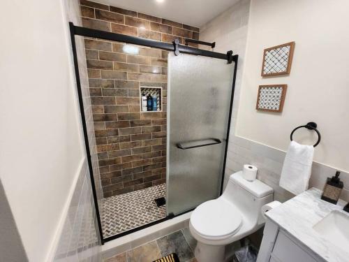 Classy & comfortable condo! photo 12