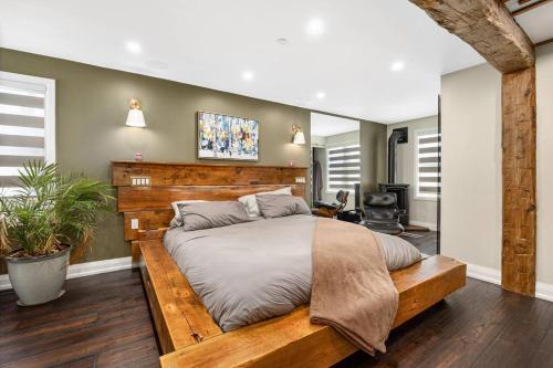 Säng eller sängar i ett rum på Modern & Rustic Dream House in Oshawa