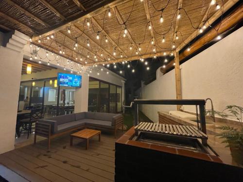 a patio with a couch and a table and lights at Casa VIP con la mejor vista de Lomas de Cocoyoc in Texcalpan