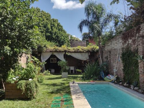 una piscina en el patio de una casa en CASA JARDIN HUERTA PILETA Y PARRILLA San Isidro Bs As en San Isidro