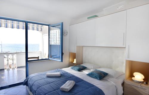 1 dormitorio con cama grande y ventana grande en Apartments by the sea Savudrija, Umag - 20295 en Savudrija