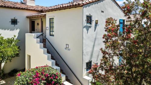 LV212 Freshly Furnished Upstairs 2 Bedroom Villa