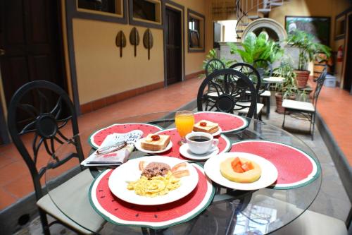 a table with plates of food on top of it at Hotel Los Balcones de Chinandega in Chinandega