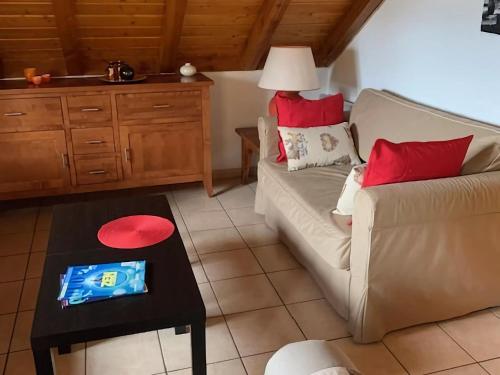 un salon avec un canapé et une table dans l'établissement Chalet in Alpe d Huez near Ski Lift, à Oz