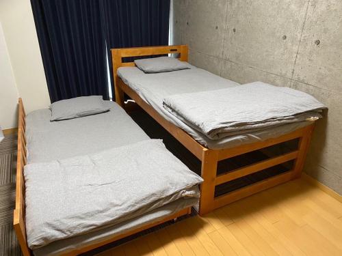 two bunk beds in a small room withthritisthritisthritisbestosbestosbestosbestosbestos at Marvelous Kokubunji - Vacation STAY 80468v in Kokubunji