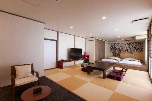 a living room with a table and a bedroom at Iwaiyado Jyuan Nikko Kawaji onsen in Nikko