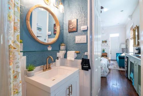 La salle de bains est pourvue d'un lavabo et d'un miroir. dans l'établissement Historic Victorian Studio Near City Park NOMA Bayou St John, à La Nouvelle-Orléans