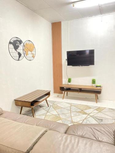 TV/trung tâm giải trí tại K.HOMESTAY @ KOK LANAS *aircond *3 bedrooms