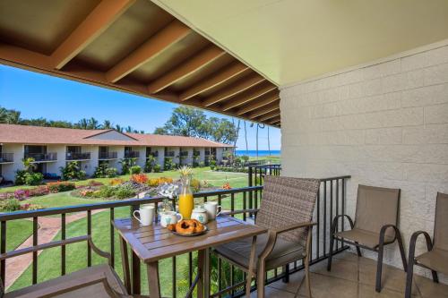 patio con mesa y sillas en el balcón en Beautiful 1 Bedroom Condo with Ocean Views | Oceanfront en Kihei