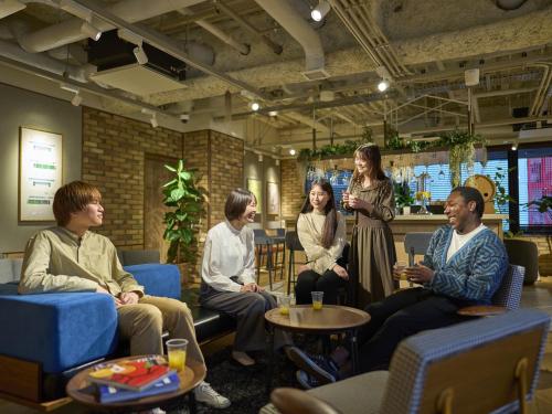 grupa ludzi siedzących w poczekalni w obiekcie Hotel Resol Stay Akihabara w Tokio