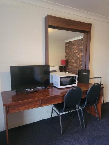Una televisión o centro de entretenimiento en Seaton Arms Motor Inn