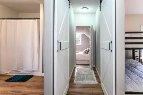 Katil atau katil-katil dalam bilik di The Beach Pad- A Luxury Sylvan Getaway
