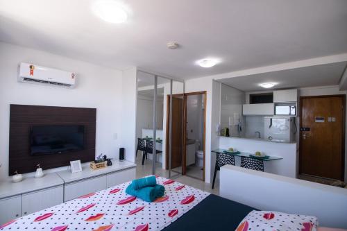 ein Schlafzimmer mit einem Bett und eine Küche in einem Zimmer in der Unterkunft Flat lado Shopping -Vista p Mar in Recife