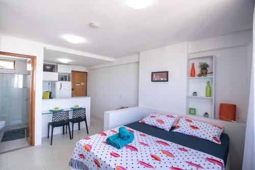 Schlafzimmer mit einem Bett und einem Tisch mit Stühlen in der Unterkunft Flat lado Shopping -Vista p Mar in Recife