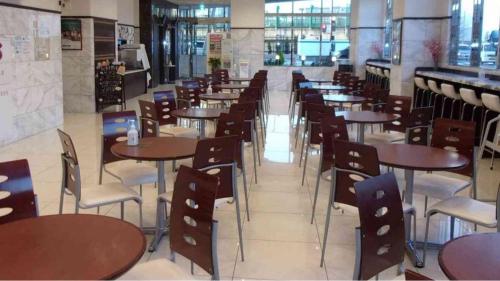una fila de mesas y sillas en un restaurante en Toyoko Inn Fujisan Mishima-eki, en Mishima
