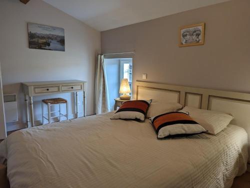 Photo de la galerie de l'établissement Maison de Charme avec Jardin, Proche La Rochefoucauld, Wifi, Ping-Pong, et Equipement Bébé - FR-1-653-35, à Bunzac