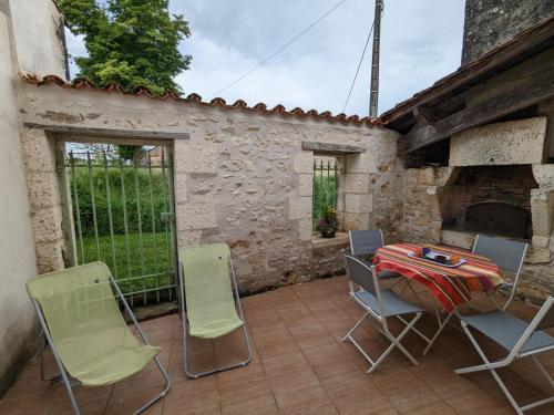 Photo de la galerie de l'établissement Maison de Charme avec Jardin, Proche La Rochefoucauld, Wifi, Ping-Pong, et Equipement Bébé - FR-1-653-35, à Bunzac