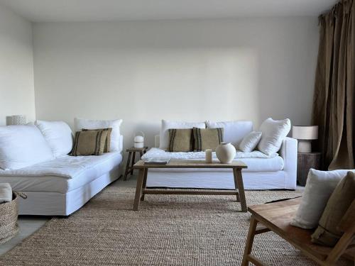 - un salon avec deux canapés blancs et une table basse dans l'établissement Appt Haut Standing, Balcon, Piscine, Internet, Parking - FR-1-726-27, à La Croix-Valmer