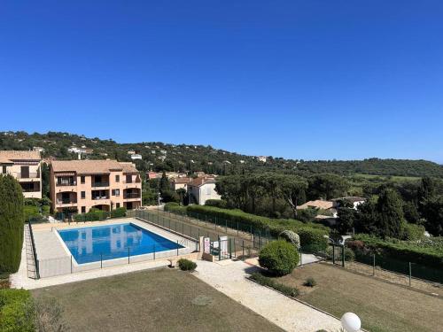 une grande piscine devant une maison dans l'établissement Appt Haut Standing, Balcon, Piscine, Internet, Parking - FR-1-726-27, à La Croix-Valmer