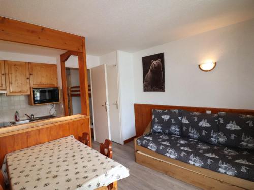 un salon avec un canapé et une cuisine dans l'établissement Studio lumineux avec balcon, proche pistes et commerces, 4 couchages, animaux acceptés - FR-1-502-515, à Tignes