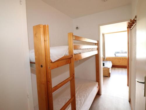 1 Schlafzimmer mit 2 Etagenbetten in einem Zimmer in der Unterkunft Studio Tignes, 1 pièce, 4 personnes - FR-1-502-515 in Tignes