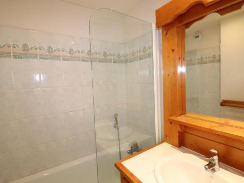 ein Bad mit einer Dusche und einem Waschbecken in der Unterkunft Studio Tignes, 1 pièce, 4 personnes - FR-1-502-515 in Tignes