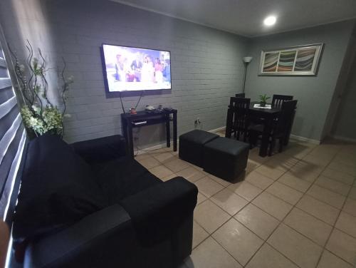 a living room with a couch and a flat screen tv at Alojamiento jv QUILLOTA AMOBLADA in Quillota