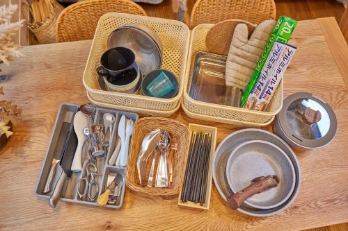 a table with a lunch box with utensils on it at サウナバーベキュージャグジー完全貸し切りという贅沢大人の秘密基地#01 in Miyota