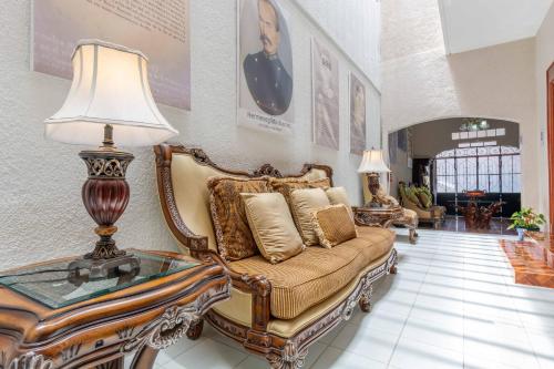 a living room with a couch and a lamp at Hostería Casa Marquez in León