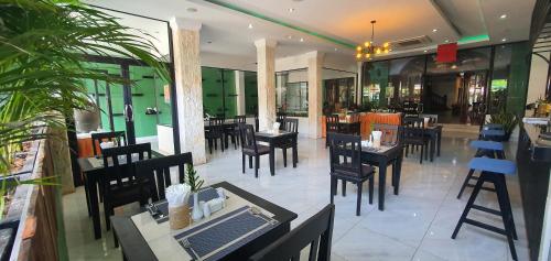 een restaurant met tafels en stoelen in een restaurant bij Siem Reap Urban Boutique Hotel in Siem Reap
