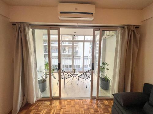 sala de estar con puertas correderas de cristal y patio en Confortable luminosos departamento en Palermo en Buenos Aires