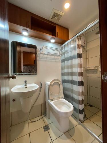 セブシティにあるThe tallest building in Cebu Horizons 101のトイレと洗面台付きのバスルーム