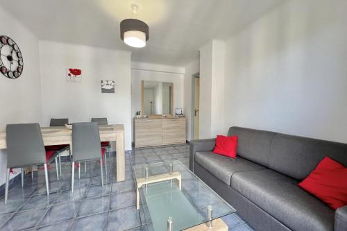 un salon avec un canapé et une table dans l'établissement Luminous cocoon near the beach, à Saint-Raphaël