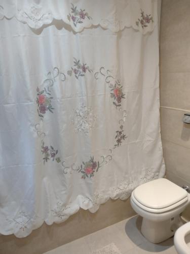 łazienka z toaletą i zasłoną prysznicową w obiekcie Sueños de Montaña w mieście Esquel