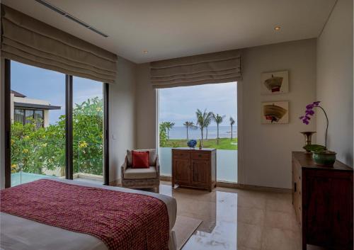 1 dormitorio con cama y vistas al océano en Ocean View 3 Bedrooms Brand New Stylish Villa With Private Pool, Gazebo, & Garden, Bali, en Ketewel