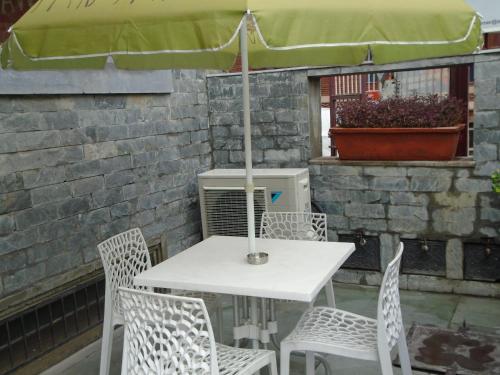 Inn Tawang Near B L Kapoor Hospital A Well Hygiene Hotel tesisinde bir restoran veya yemek mekanı