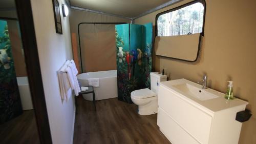 La salle de bains est pourvue d'un lavabo, de toilettes et d'une douche. dans l'établissement Two Fat Blokes Outback Adventure Glamping, à Pokolbin