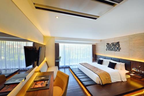 A television and/or entertainment centre at de Vins Sky Hotel Seminyak