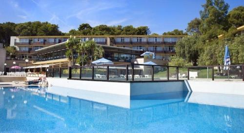 Bazén v ubytovaní Appartement in Castell-Platja D'aro mit Garten, gemeinsamem Pool und Terrasse alebo v jeho blízkosti