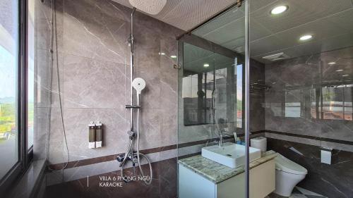 a bathroom with a shower and a toilet and a sink at Chuỗi Villa FLC (4 Ngủ, 5 Ngủ, 6 Ngủ) in Ha Long
