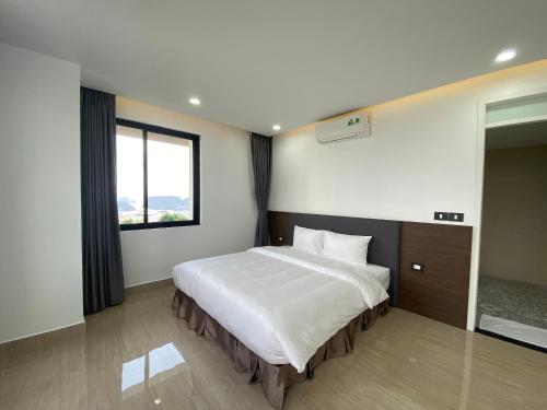 a bedroom with a large white bed with a window at Chuỗi Villa FLC (4 Ngủ, 5 Ngủ, 6 Ngủ) in Ha Long