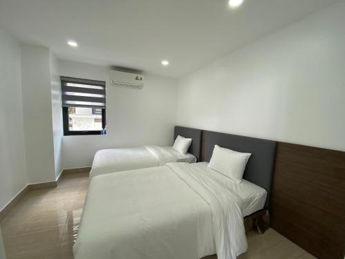 a bedroom with two beds and a window at Chuỗi Villa FLC (4 Ngủ, 5 Ngủ, 6 Ngủ) in Ha Long