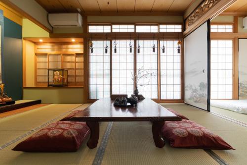 - un salon avec une table et un canapé dans l'établissement 桜Inn-通天閣403, à Osaka