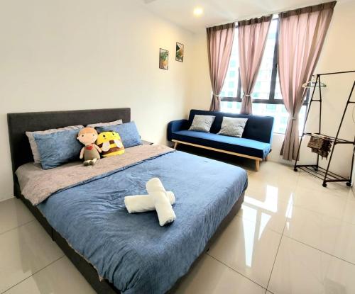 um quarto com uma cama com um urso de peluche em Ipoh Meru - Spacious - 20mins Ipoh Town - 20mins Tambun - Pool View - Near Bus Station - Free 3 Parking by Happy Homestay em Ipoh